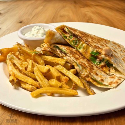 Quesadilla s trhaným kuřecím, domácí hranolky