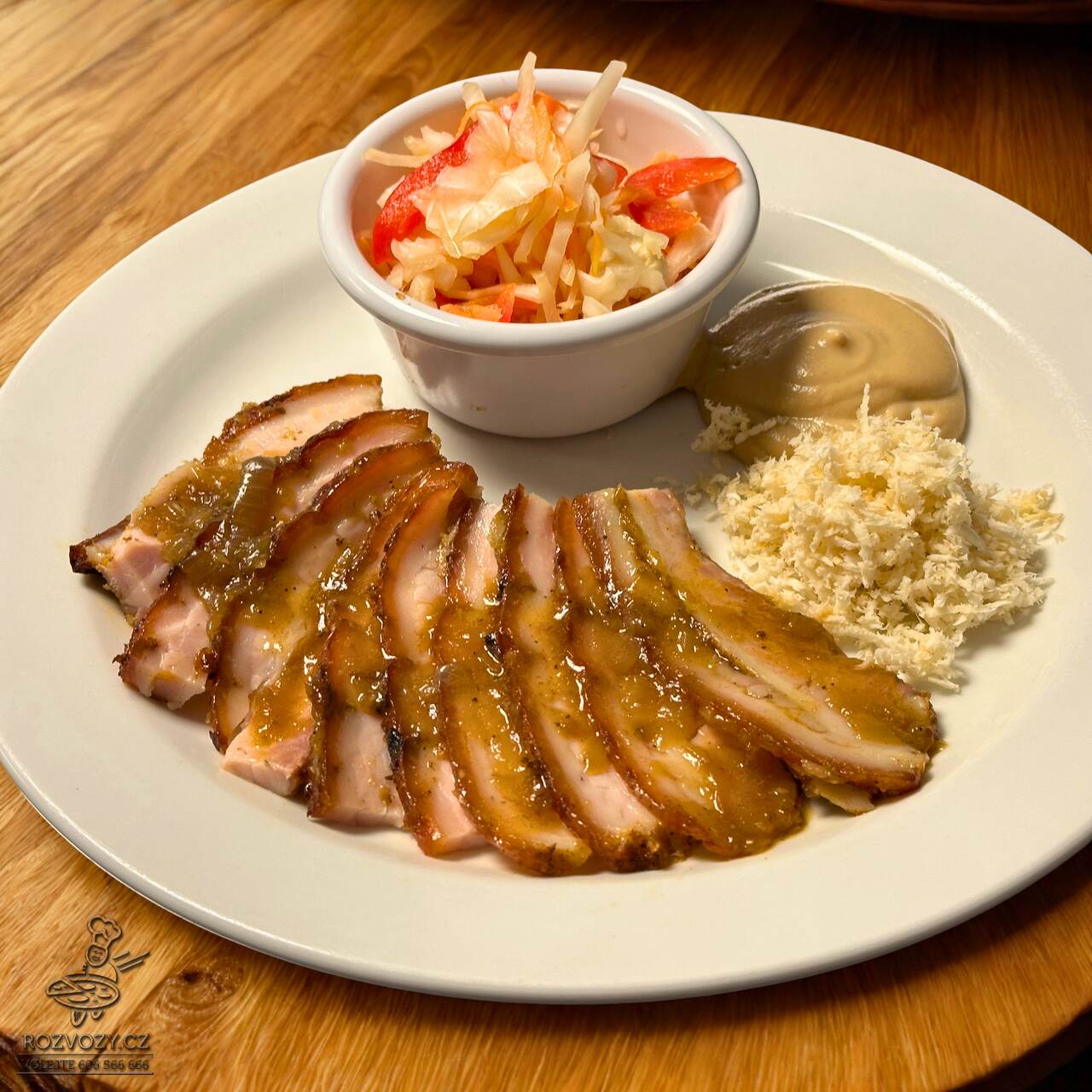 Česnekový bok, kvašená zelenina, chléb